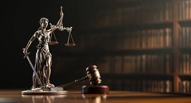 Estatua de la Justicia - Querellantes